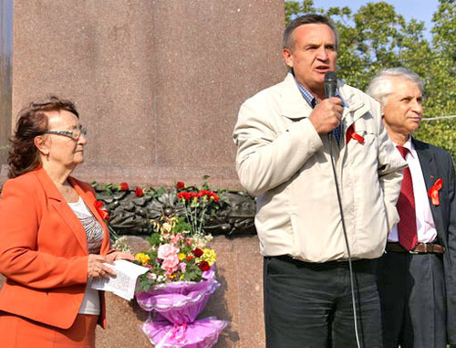 Игорь Васильев выступает во время митинга, посвященного 96-й годовщине Октябрьской революции. Слева - Людмила Шестак, справа - Юрий Дзагания. Сочи, 7 ноября 2013 г. Фото предоставлено организаторами митинга
Игорь Васильев выступает во время митинга, посвященного 96-й годовщине Октябрьской революции. Слева - Людмила Шестак, справа - Юрий Дзагания. Сочи, 7 ноября 2013 г. Фото предоставлено организаторами митинга