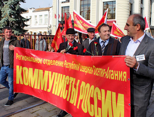Митинг в честь годовщины Октябрьской революции. Владикавказ, 7 ноября 2013 г. Фото Эммы Марзоевой для "Кавказского узла" Митинг в честь годовщины Октябрьской революции. Владикавказ, 7 ноября 2013 г. Фото Эммы Марзоевой для "Кавказского узла"