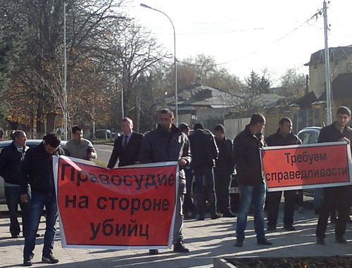 Участники митинга против оправдания полицейских, обвиняемых в убийствах задержанных. Черкесск, 11 ноября 2013 г. Фото корреспондента "Кавказского узла" Участники митинга против оправдания полицейских, обвиняемых в убийствах задержанных. Черкесск, 11 ноября 2013 г. Фото корреспондента "Кавказского узла"