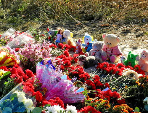 Цветы и игрушки на месте теракта в Волгограде. 24 октября 2013 г. Фото Татьяны Филимоновой для "Кавказского узла" Цветы и игрушки на месте теракта в Волгограде. 24 октября 2013 г. Фото Татьяны Филимоновой для "Кавказского узла"