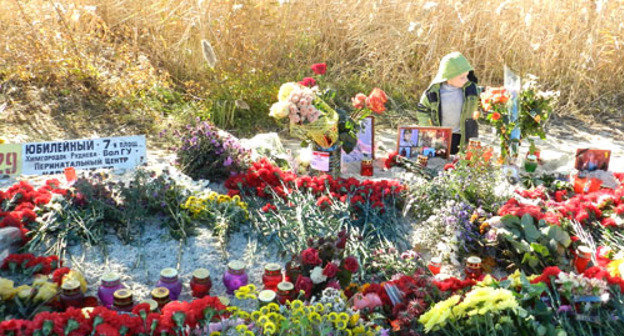 Цветы на месте теракта в Волгограде. 24 октября 2013 г. Фото Татьяны Филимоновой для "Кавказского узла"