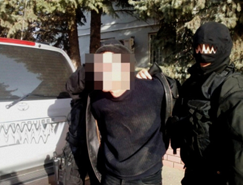 Боец специального подразделения регионального Главка СОБР «Вектор» ведет задержанного по подозрению в убийстве охотников в Волгоградской области. Волгоградская область, город Михайловка. 24 ноября 2013 г. Фото пресс-службы ГУ МВД России по Волгоградской области, http://34.mvd.ru/news/item/1362800 Боец специального подразделения регионального Главка СОБР «Вектор» ведет задержанного по подозрению в убийстве охотников в Волгоградской области. Волгоградская область, город Михайловка. 24 ноября 2013 г. Фото пресс-службы ГУ МВД России по Волгоградской области, http://34.mvd.ru/news/item/1362800