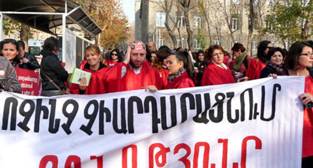 Акция против насилия над женщинами. Надпись на транспаранте: "Ничто не оправдывает насилие". Ереван, 25 ноября 2013 г. Фото Армине Мартиросян для "Кавказского узла"
