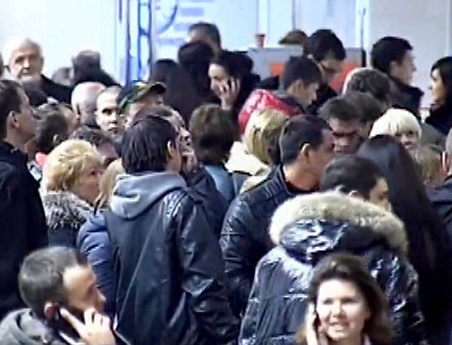 Авиапассажиры в аэропорту Краснодара. 28 ноября 2013 г. кадр из видеосюжета СМИ «Девятый канал Кубань», http://9tv.ru/news/item/44063 Авиапассажиры в аэропорту Краснодара. 28 ноября 2013 г. кадр из видеосюжета СМИ «Девятый канал Кубань», http://9tv.ru/news/item/44063