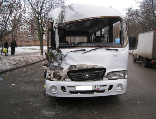 Последствие ДТП с участием микроавтобуса и грузовика в Ростове-на-Дону 5 декабря 2013 г. Фото пресс-службы ГИБДД, http://www.gibdd.ru/r/61/accident/394829 Последствие ДТП с участием микроавтобуса и грузовика в Ростове-на-Дону 5 декабря 2013 г. Фото пресс-службы ГИБДД, http://www.gibdd.ru/r/61/accident/394829