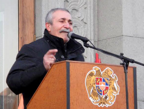 Вардан Малхасян выступает на митинге ветеранов конфликта в Нагорном Карабахе. Ереван, 5 декабря 2013 г. Фото Инессы Саргсян для "Кавказского узла" Вардан Малхасян выступает на митинге ветеранов конфликта в Нагорном Карабахе. Ереван, 5 декабря 2013 г. Фото Инессы Саргсян для "Кавказского узла"