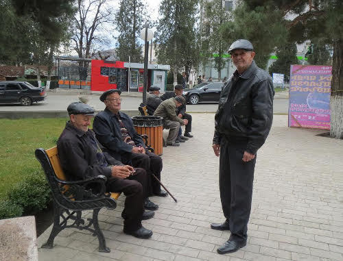 Нагорный Карабах, Степанакерт, 2 декабря 2013 г. Пенсионеры в центральном сквере, известном под названием "Пятачок". Фото Алвард Григорян для "Кавказского узла" Нагорный Карабах, Степанакерт, 2 декабря 2013 г. Пенсионеры в центральном сквере, известном под названием "Пятачок". Фото Алвард Григорян для "Кавказского узла"
