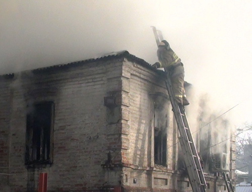 Тушение пожара на улице Лензаводской в Ростове-на-Дону. 17 декабря 2013 г. Фото пресс-службы ГУ МЧС России по Ростовской области, www.61.mchs.gov.ru