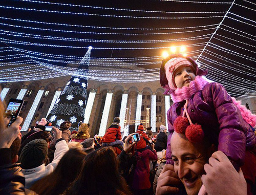 Новогодняя елка на проспекте Руставели в Тбилиси. 25 декабря 2013 г. © фото - Катерина Совдагари, NEWSGEORGIA, http://newsgeorgia.ru/photo/20131225/216258373_6.html Новогодняя елка на проспекте Руставели в Тбилиси. 25 декабря 2013 г. © фото - Катерина Совдагари, NEWSGEORGIA, http://newsgeorgia.ru/photo/20131225/216258373_6.html