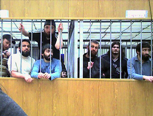 Подсудимые по делу о нападении на Нальчик 13 октября 2005 г. во время одного из судебных заседаний. Кабардино-Балкария, Нальчик, 2011 г. Фото предоставлено членом комитета «Матери Кабардино-Балкарии в защиту прав и свобод граждан» Марьям Ахметовой.