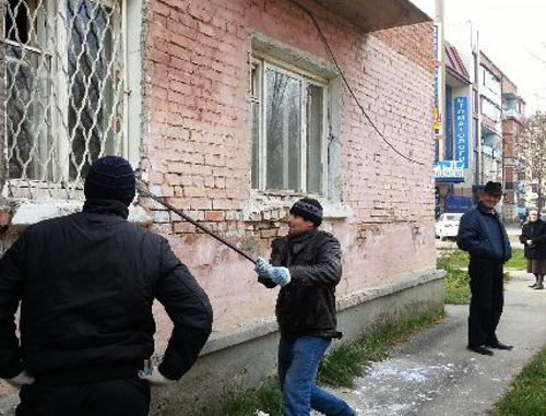 Начался снос двухэтажного дома по улице Рабочей до выселения постояльцев. На снимке: рабочий выламывает решетку на одном из окон первого этажа Ингушетия, Карабулак, 19-20 ноября 2013 г. Фото предоставлено жильцами дома №21 по улице Рабочей Начался снос двухэтажного дома по улице Рабочей до выселения постояльцев. На снимке: рабочий выламывает решетку на одном из окон первого этажа Ингушетия, Карабулак, 19-20 ноября 2013 г. Фото предоставлено жильцами дома №21 по улице Рабочей