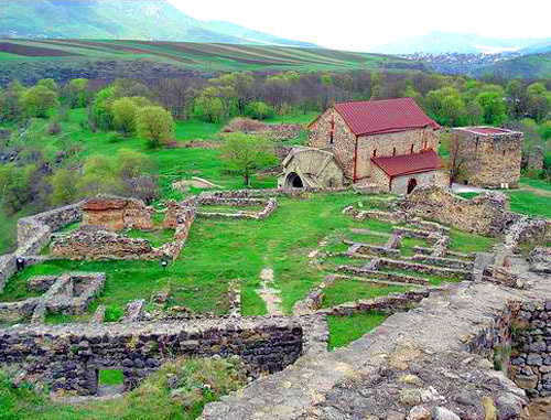 Руины Дманисской крепости и церковь. Грузия. Фото: Geographyfanatic (talk), http://ru.wikipedia.org/ Руины Дманисской крепости и церковь. Грузия. Фото: Geographyfanatic (talk), http://ru.wikipedia.org/