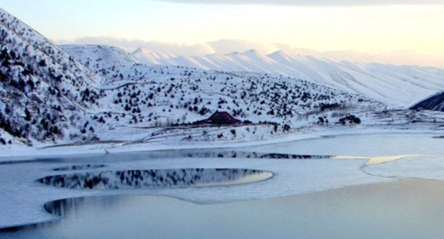 Озеро Кезеной-Ам в Веденском районе Чечни. Фото: Ras.sham http://commons.wikimedia.org/