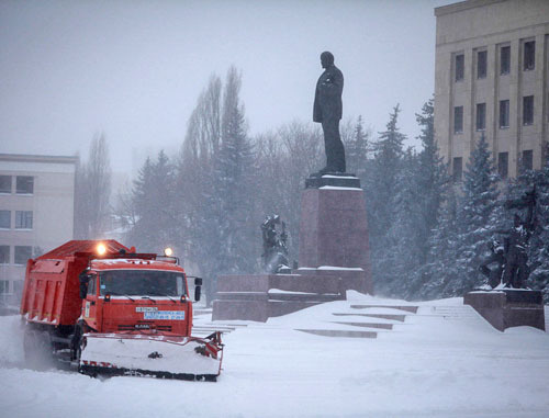 Уборка снега на улицах Ставрополя. Февраль 2014 г. Фото: Эдуард Корниенко, ЮГА.ру Уборка снега на улицах Ставрополя. Февраль 2014 г. Фото: Эдуард Корниенко, ЮГА.ру