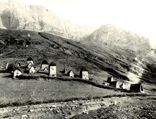 Склеповый могильник в селе Таргим, Ингушетия, 1921 г. Фото http://ru.wikipedia.org/ Склеповый могильник в селе Таргим, Ингушетия, 1921 г. Фото http://ru.wikipedia.org/