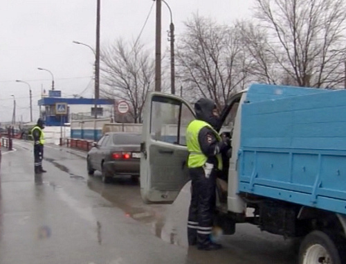 Временный сводный отряд полиции проводит досмотр автотранспорта. Волгоградская область, Светлоярский район, поселок Большие Чапурники, январь 2014 г. Кадр из видео пресс-службы ГУ МВД РФ по Волгоградской области, http://34.mvd.ru/news/item/1826526 Временный сводный отряд полиции проводит досмотр автотранспорта. Волгоградская область, Светлоярский район, поселок Большие Чапурники, январь 2014 г. Кадр из видео пресс-службы ГУ МВД РФ по Волгоградской области, http://34.mvd.ru/news/item/1826526