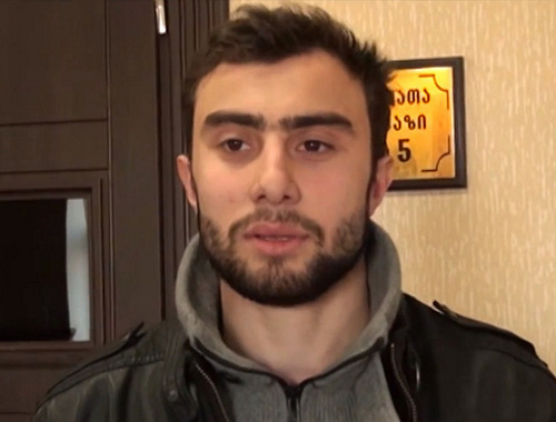 Активист НПО "Свободная зона" Давид Гогохия. Кадр из видео НПО "Свободная зона", http://www.tzona.org/davit-gogoxia-dzirs-kolabiracionizms Активист НПО "Свободная зона" Давид Гогохия. Кадр из видео НПО "Свободная зона", http://www.tzona.org/davit-gogoxia-dzirs-kolabiracionizms