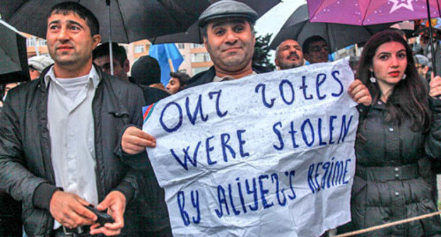 Участники митинга с требованием отмены результатов президентских выборов. Баку, 27 октября 2013 г. Фото Азиза Каримова для «Кавказского узла»