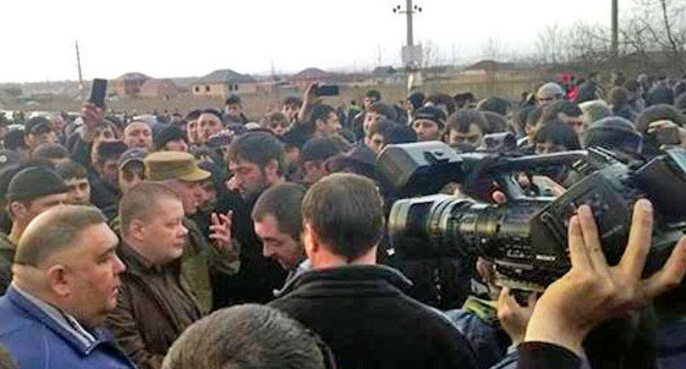 Родственники задержанных жителей поселка "Майское" перекрыли федеральную трассу "Кавказ". Северная Осетия, 11 апреля 2014 г. Фото http://www.youtube.com