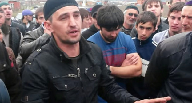 Стихийный митинг на трассе "Кавказ" с требованием освобождения задержанных Алисхана Гуражева и Мустафы Баркинхоева. Северная Осетия, Пригородный район, окрестности села Майского, 11 апреля 2014 г. Кадр из видеозаписи, http://mehkkhel.org/?p=8974