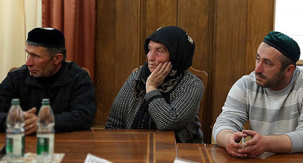 Родственники задержанного жителя селения Майского на встрече с главой Республики Ингушетия Юнус-Беком Евкуровым. Магас, 11 апреля 2014 г. Фото пресс-службы главы РИ, http://www.ingushetia.ru/m-news/archives/020362.shtml#more