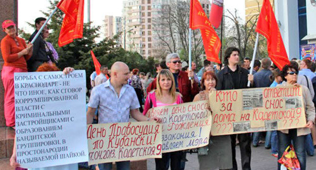 Пикет обманутых дольщиков строительной компании "Родина". Краснодар, 19 апреля 2014 г. Фото Антона Полякова