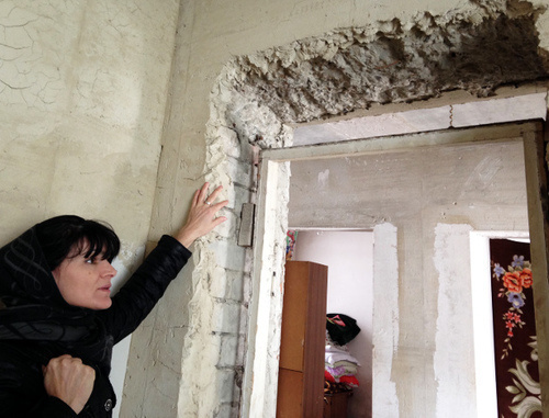 Жительница села Шушия Кумторкалинского района Дагестана Эльмира Багирчаева показывает дом, в который она переселилась в 1999 году из-за военных действий в Новолакском районе. Февраль 2014 г. Фото Патимат Махмудовой для "Кавказского узла"