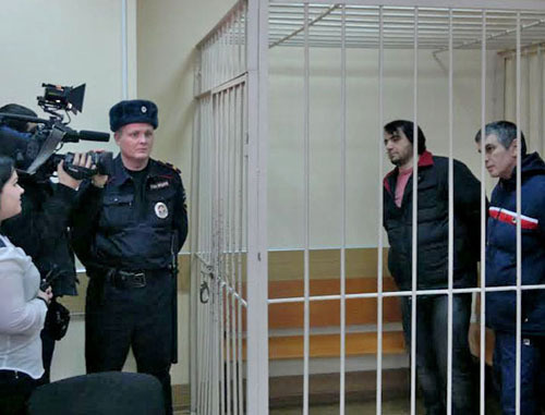 Подсудимые Майрбек Умаева (слева) и Зелимхан Каримов в зале суда. Москва, 9 декабря 2013 г. Фото Юлии Буславской для "Кавказского узла