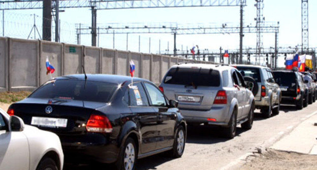 Очередь из автомобилей на паромной переправе "Кавказ-Крым". 7 мая 2014 г. Фото Натальи Мацко для "Кавказского узла"