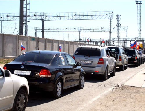 Очередь из автомобилей на паромной переправе "Кавказ-Крым". 7 мая 2014 г. Фото Натальи Мацко для "Кавказского узла"
