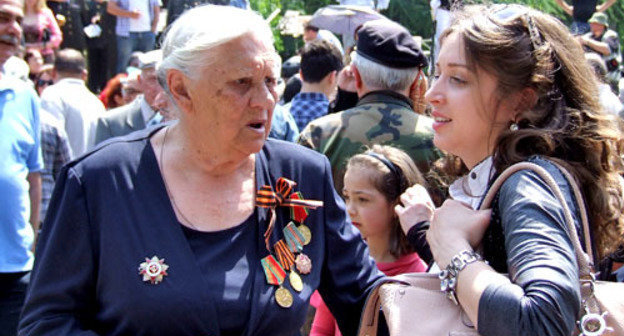 88-летняя Екатерина Авдонина пришла на праздник вместе со своей внучкой. Тбилиси, 9 мая 2014 г. Фото Эдиты Бадасян для "Кавказского узла"
