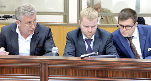 Адвокат Владимир Постанюк (слева) во время заседания суда по делу Саида Амирова. Ростов-на-Дону, 13 мая 2014 г. Фото Олега Пчелова для "Кавказского узла"