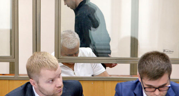Юсуп Джапаров (на заднем плане справа) и Саид Амиров в зале суда. На первом плане - защита. Ростов-на-Дону, 13 мая 2014 г. Фото Олега Пчелова для "Кавказского узла"