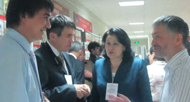 Заместитель министра по делам национальностей, массовым коммуникациям и печати КЧР Адлер Туркменов, кандидат политических наук Эльдар Идрисов, доктор филологических наук Насипхан Суюнова и кандидат исторических наук Ахмет Ярлыкапов (слева направо).  Черкесск, 14 мая 2014 г. Фото Аси Капаевой для "Кавказского узла"