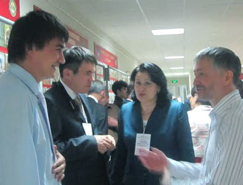 Заместитель министра по делам национальностей, массовым коммуникациям и печати КЧР Адлер Туркменов, кандидат политических наук Эльдар Идрисов, доктор филологических наук Насипхан Суюнова и кандидат исторических наук Ахмет Ярлыкапов (слева направо).  Черкесск, 14 мая 2014 г. Фото Аси Капаевой для "Кавказского узла"