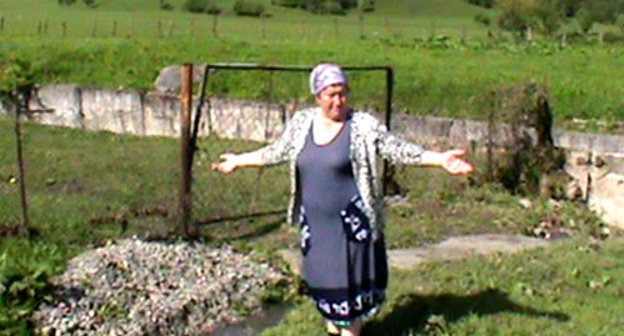 Белла Цораева  рассказывает, что  во время наводнения вода была по пояс. КБР, 14 мая 2014 г. Фото Луизы Оразаевой для "Кавказского узла"
