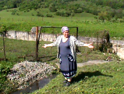 Белла Цораева  рассказывает, что  во время наводнения вода была по пояс. КБР, 14 мая 2014 г. Фото Луизы Оразаевой для "Кавказского узла"
