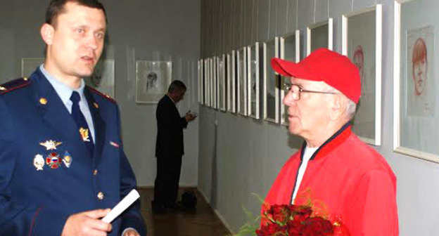 И.о. начальника УФСИН России по Республике Адыгея подполковник внутренней службы Виталий Климов и художник Виталий Баркин  (справа) во время выставки. Майкоп, 14 мая 2014 г. Фото: Надежда Суховая, пресс-служба УФСИН по Адыгее