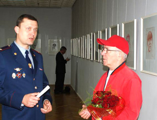 И.о. начальника УФСИН России по Республике Адыгея подполковник внутренней службы Виталий Климов и художник Виталий Баркин  (справа) во время выставки. Майкоп, 14 мая 2014 г. Фото: Надежда Суховая, пресс-служба УФСИН по Адыгее