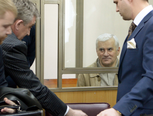 Саид Амиров с адвокатами в зале суда. Ростов-на-Дону, 24 апреля 2014 г. Фото Олега Пчелова для "Кавказского узла"