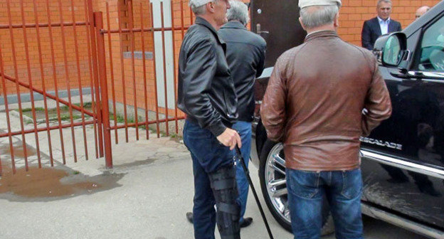 Перед зданием суда Урус-Мартановского района. Фото: КАВПОЛИТ http://kavpolit.com/