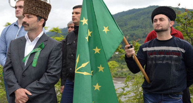 Участники памятных мероприятий в память о павших в годы Кавказской войны в деревне Мугухабль. 20 мая 2014 г. Фото Анзора Нибо, http://www.aheku.org/

