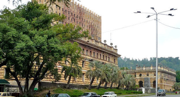 Сухум. Площадь Свободы, здание парламента Абхазии. Фото: Trio7 http://ru.wikipedia.org/