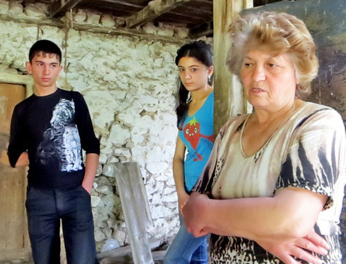 Жительница села Мариамадзор  Нинель Амирджанян, является опекуном внука Закара Саркисяна и внучки Лусине Саркисян. Гадрутский район Нагорного Карабаха, 25 мая 2014 г. Фото Алвард Григорян для "Кавказского узла" 

