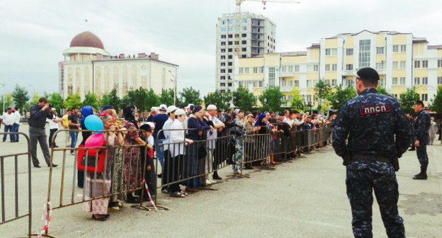 Зрители концерта, организованного в честь Дня России на площади перед мечетью "Сердце Чечни". Грозный, 12 июня 2014 г. Фото Магомеда Магомедова для "Кавказского узла"