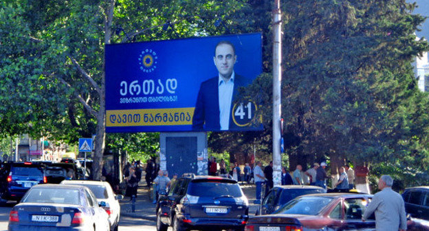 Баннер кандидата в мэры Тбилиси от правящей коалиции "Грузинская
мечта"  Давида Нармания, установленный в центре Тбилиси. Июнь 2014 г. Фото Инны Кукуджановой для "Кавказского узла"