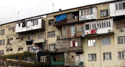 Фасад многоэтажного жилого дома в Батуми, Аджария. Октябрь 2013 г. Фото Юлии Кашеты для "Кавказского узла"
