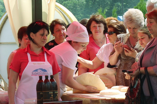Кулинарный мастер-класс на фестивале осетинских пирогов. Владикавказ, 21 июня 2014 г. Фото Эммы Марзоевой для "Кавказского узла"