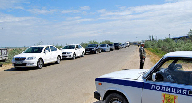 Очередь из машин на паромную переправу "Кавказ". Краснодарский край, 9 мая 2014 г. Фото Ильяса Богатырева для "Кавказского узла"