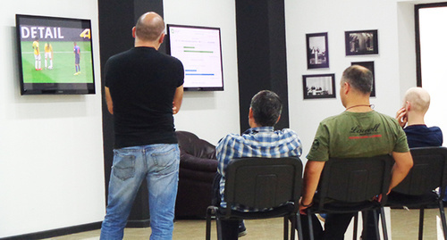 После закрытия избирательных участков и в ожидании первых
предварительных результатов голосования журналисты и сотрудники
Центральной избирательной комиссии смотрят чемпионат мира по футболу. Фото Инны Кукуджановой для "Кавказского узла"